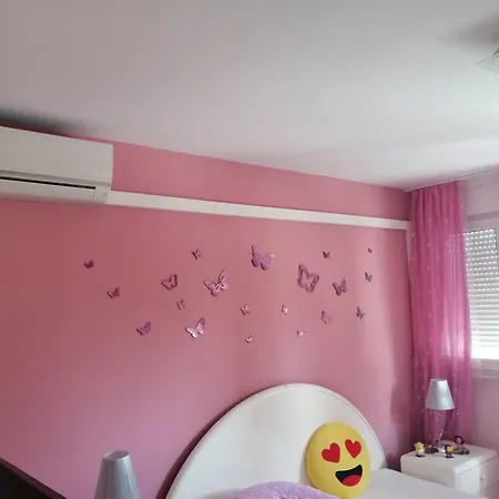 Aurora Near Center منزل للإقامة