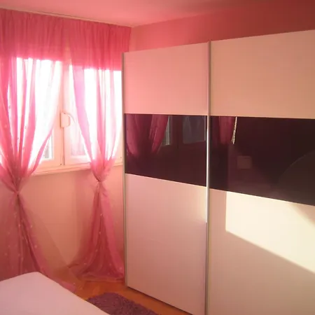 Aurora Near Center منزل للإقامة